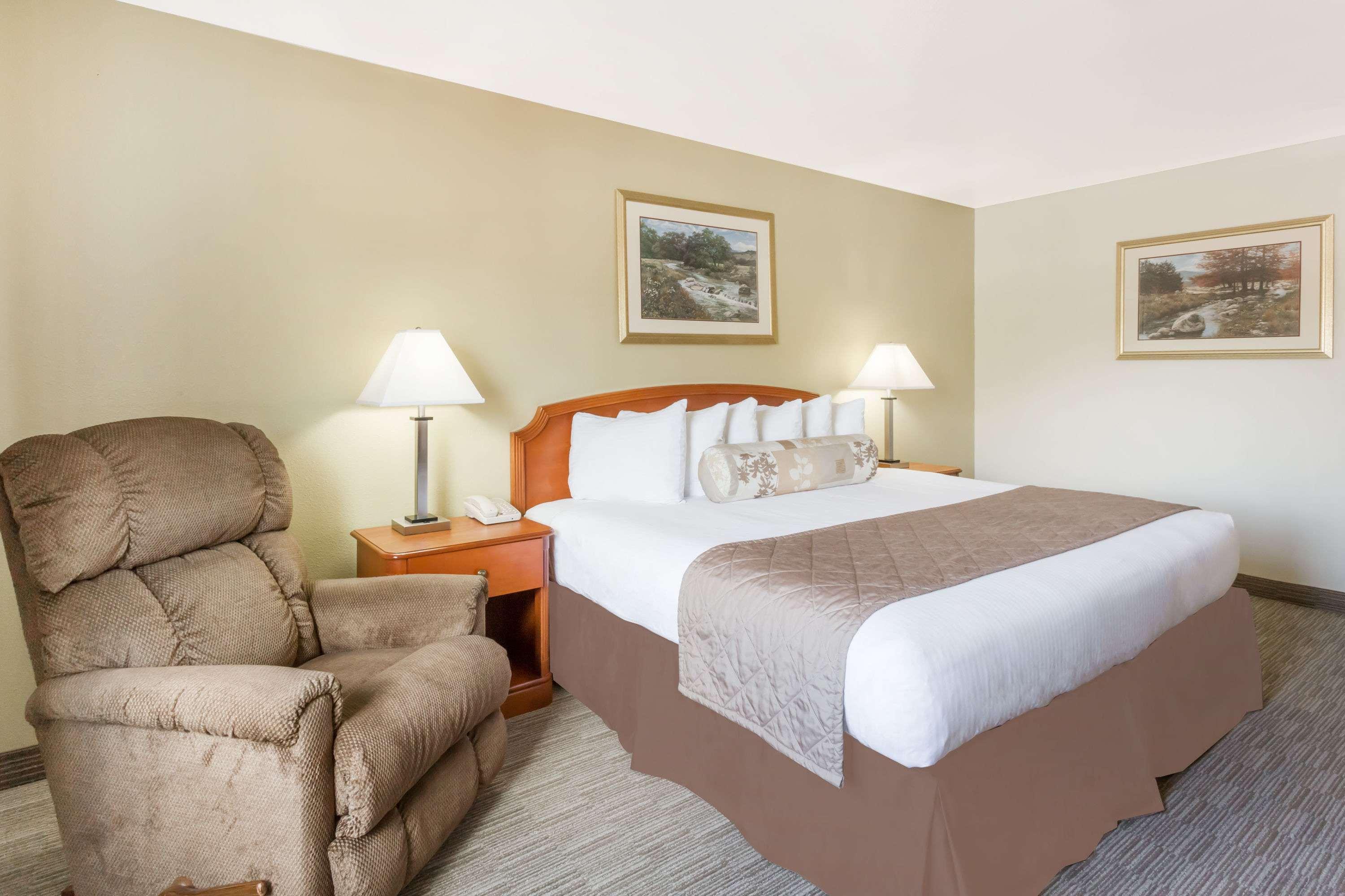 Hotel Ramada By Wyndham Ely Exterior foto