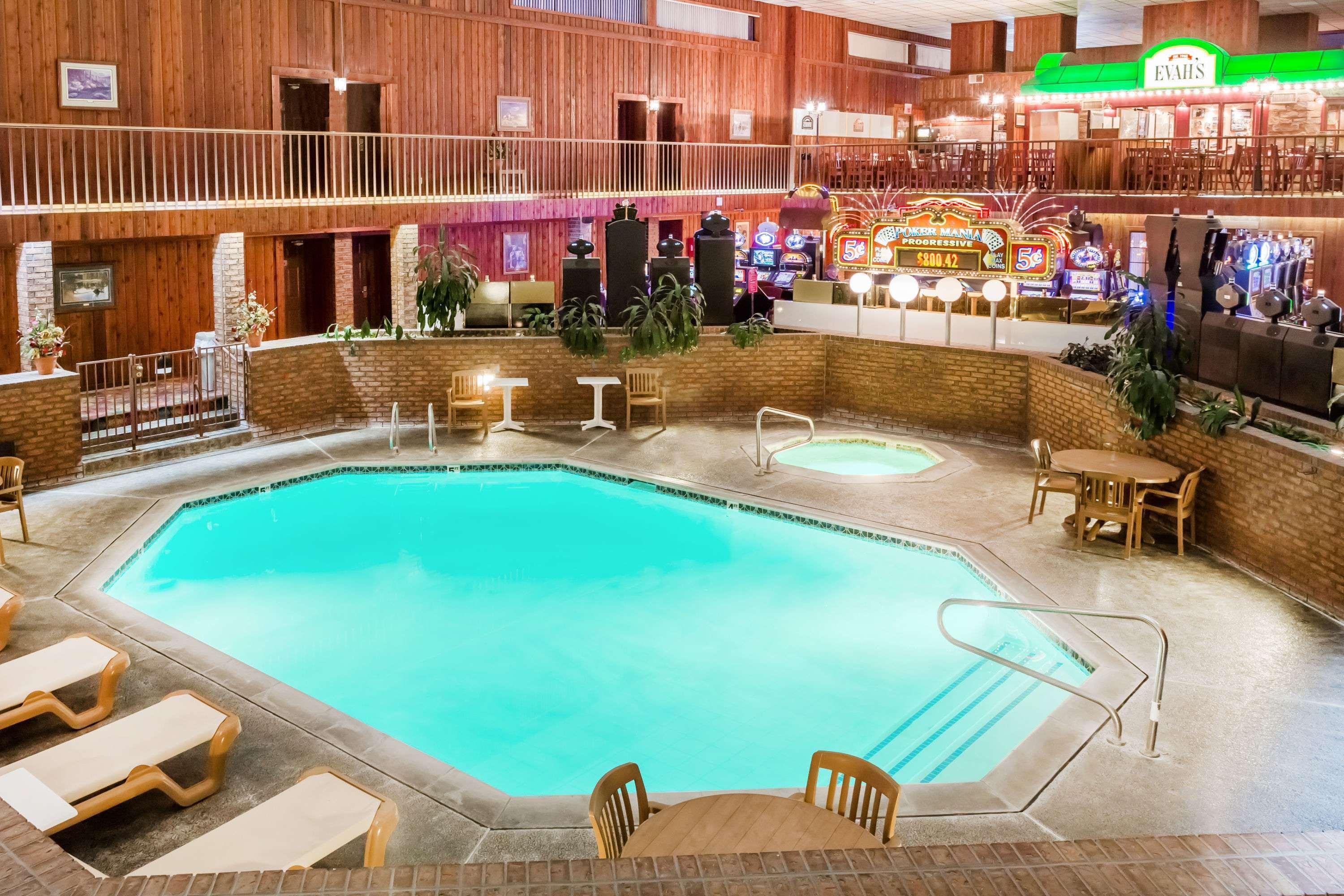 Hotel Ramada By Wyndham Ely Exterior foto