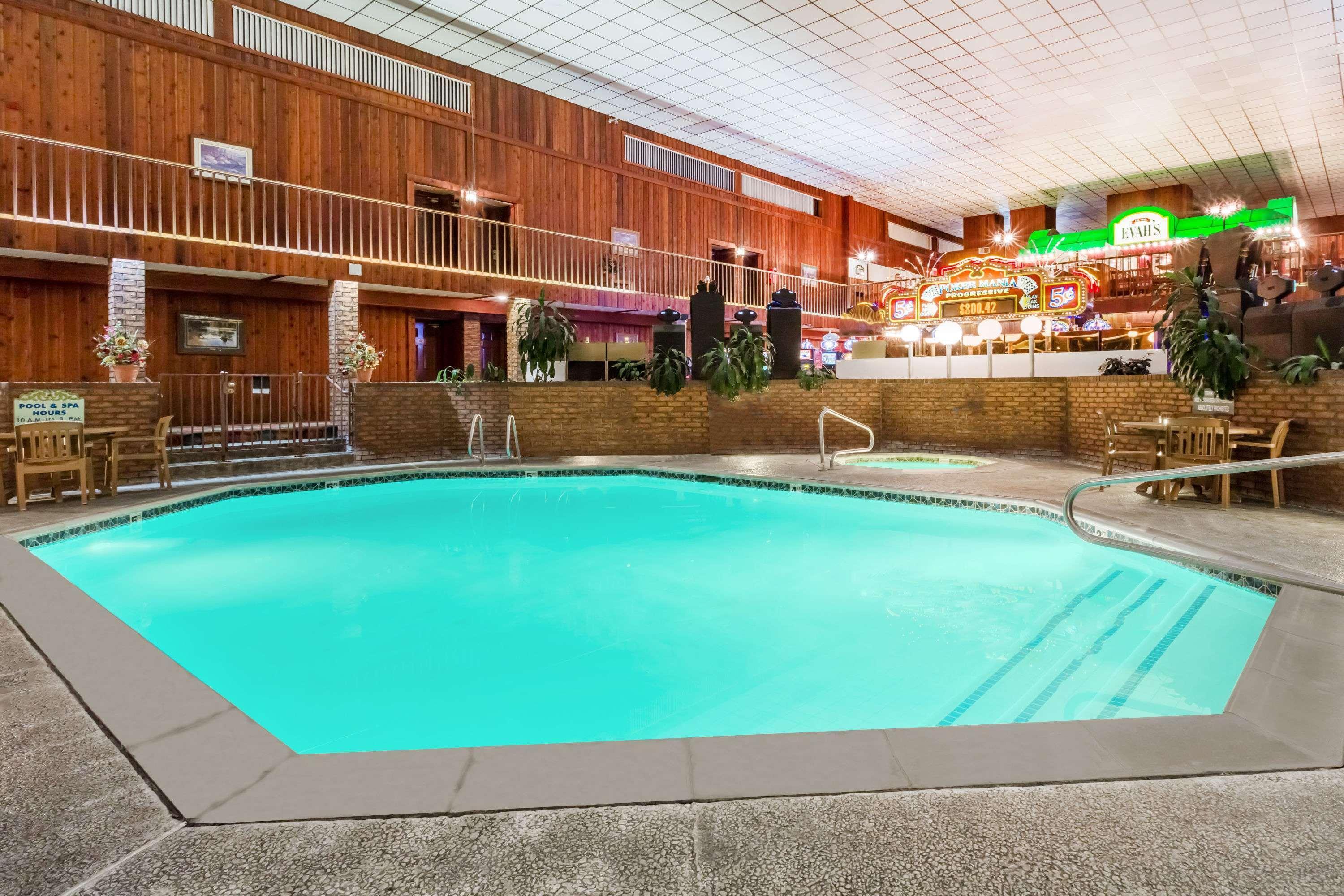 Hotel Ramada By Wyndham Ely Exterior foto