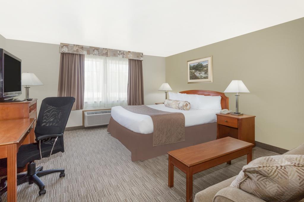 Hotel Ramada By Wyndham Ely Exterior foto